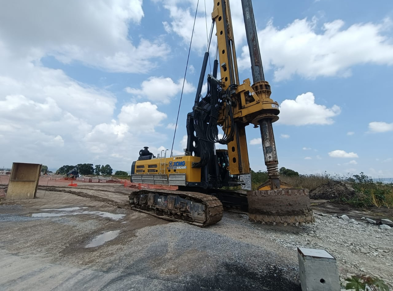 Pilas troncocónicas para CFE · Celaya · vista lateral de la perforadora y su herramienta de gran diámetro