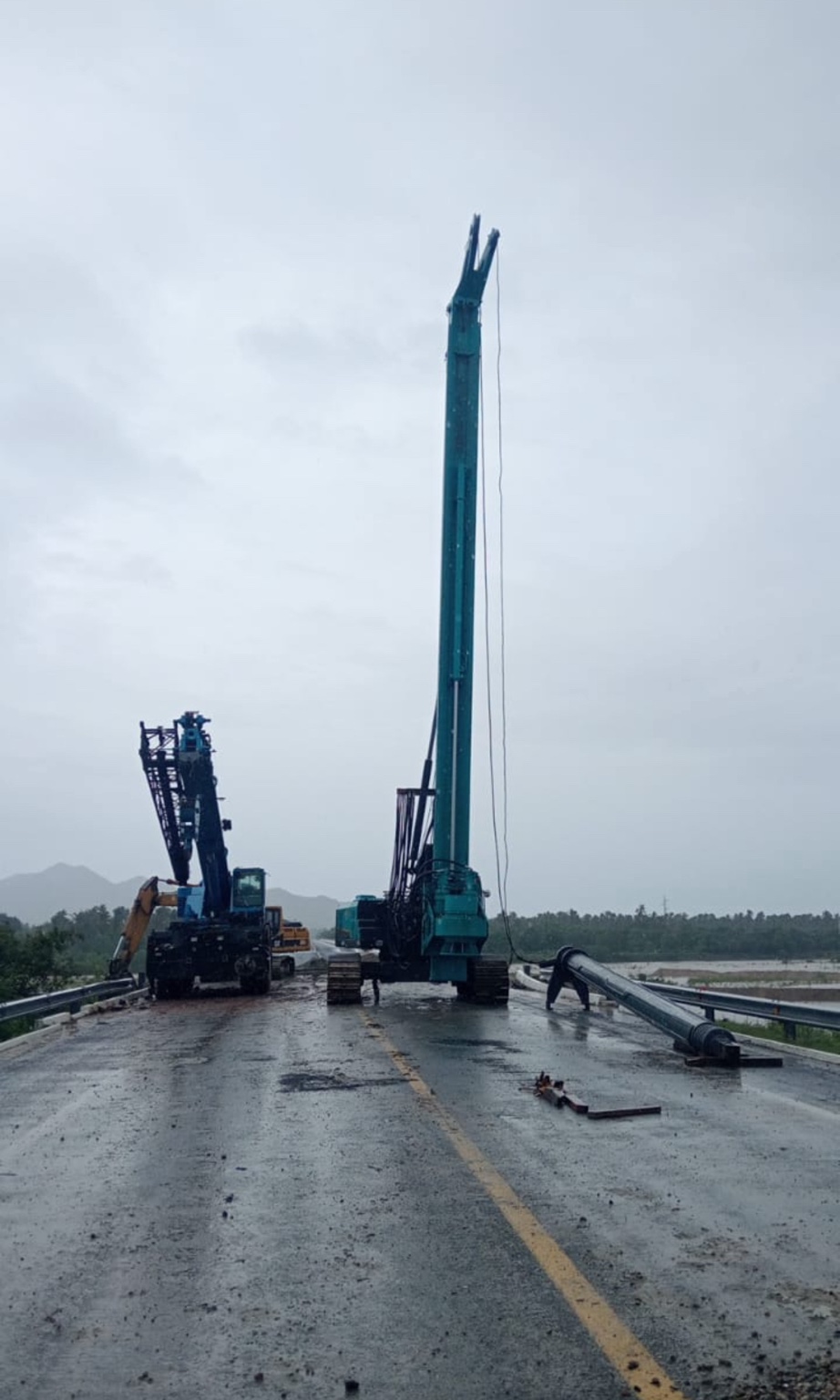 Coyuca de Benítez · equipos sobre el puente