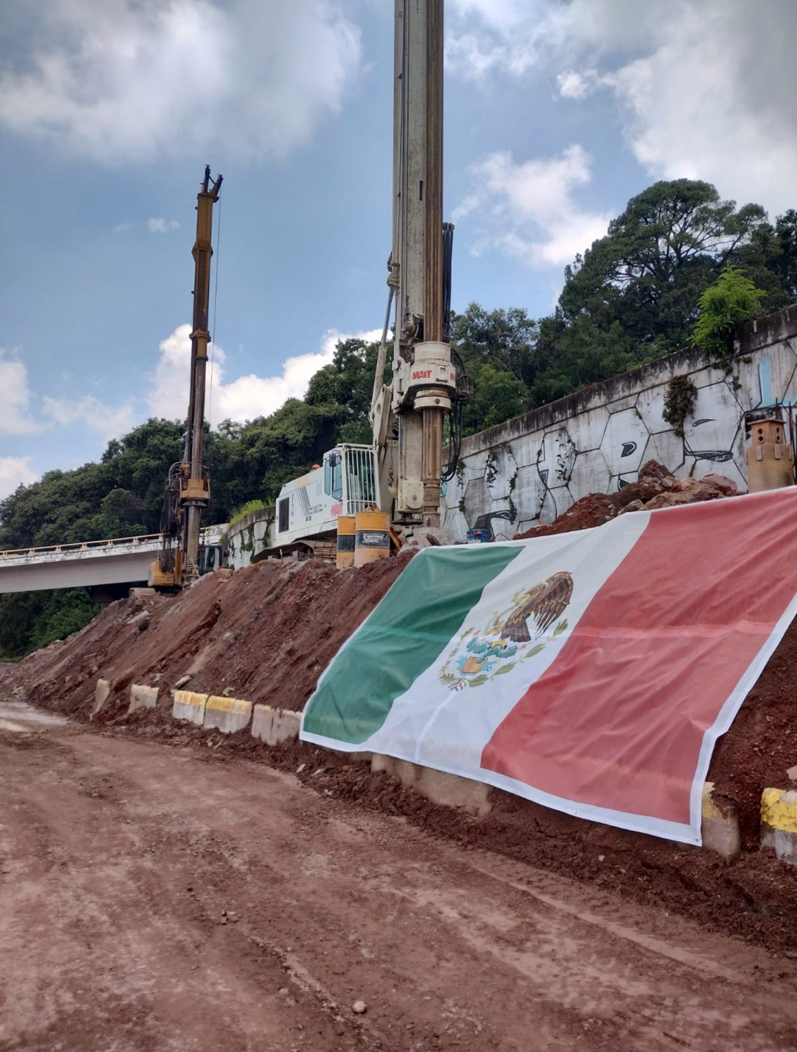 Perforadoras en Libramiento Cuautla con la bandera de México