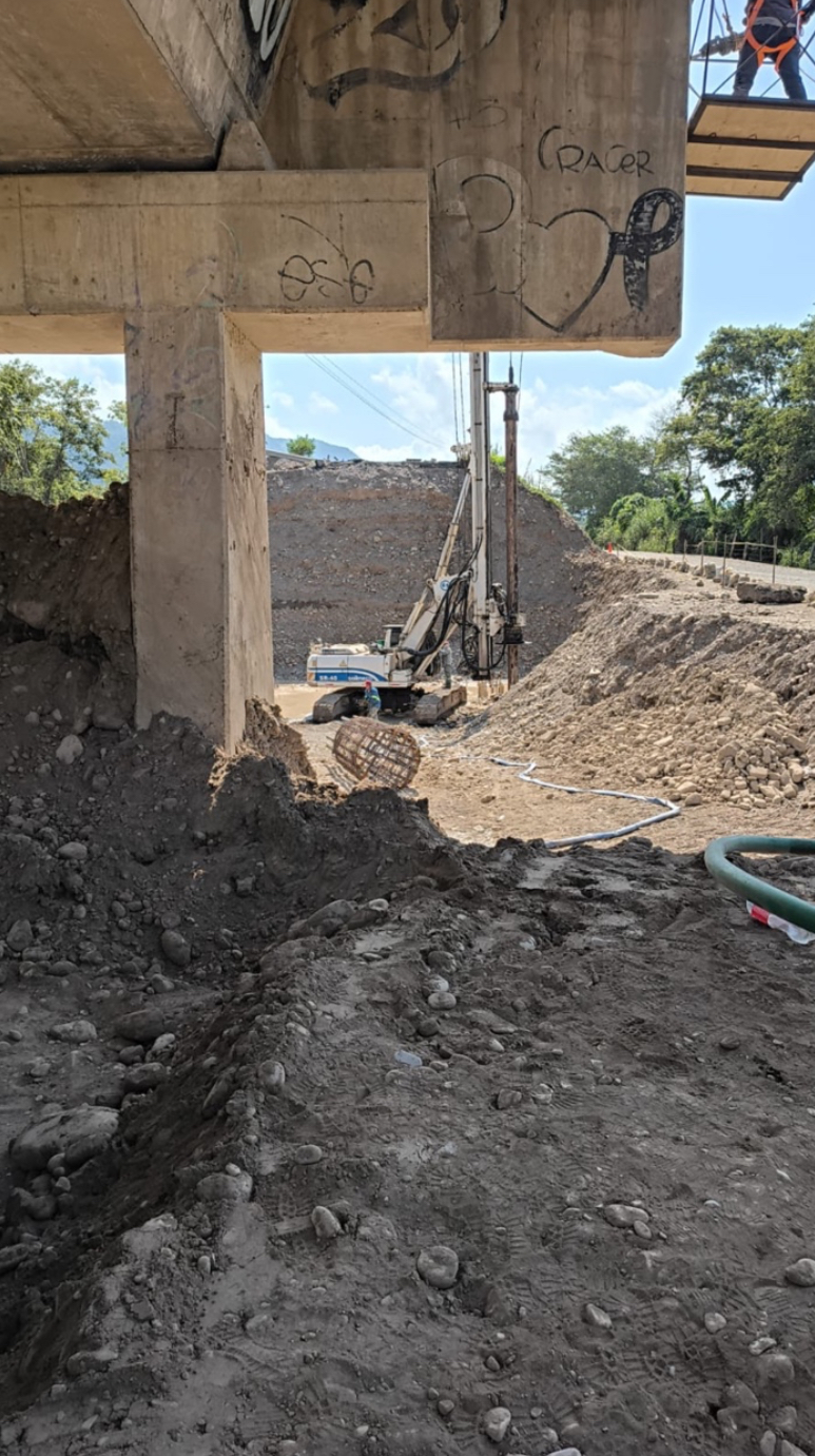 Puente Garcés · vista del equipo y de la excavación bajo el puente existente