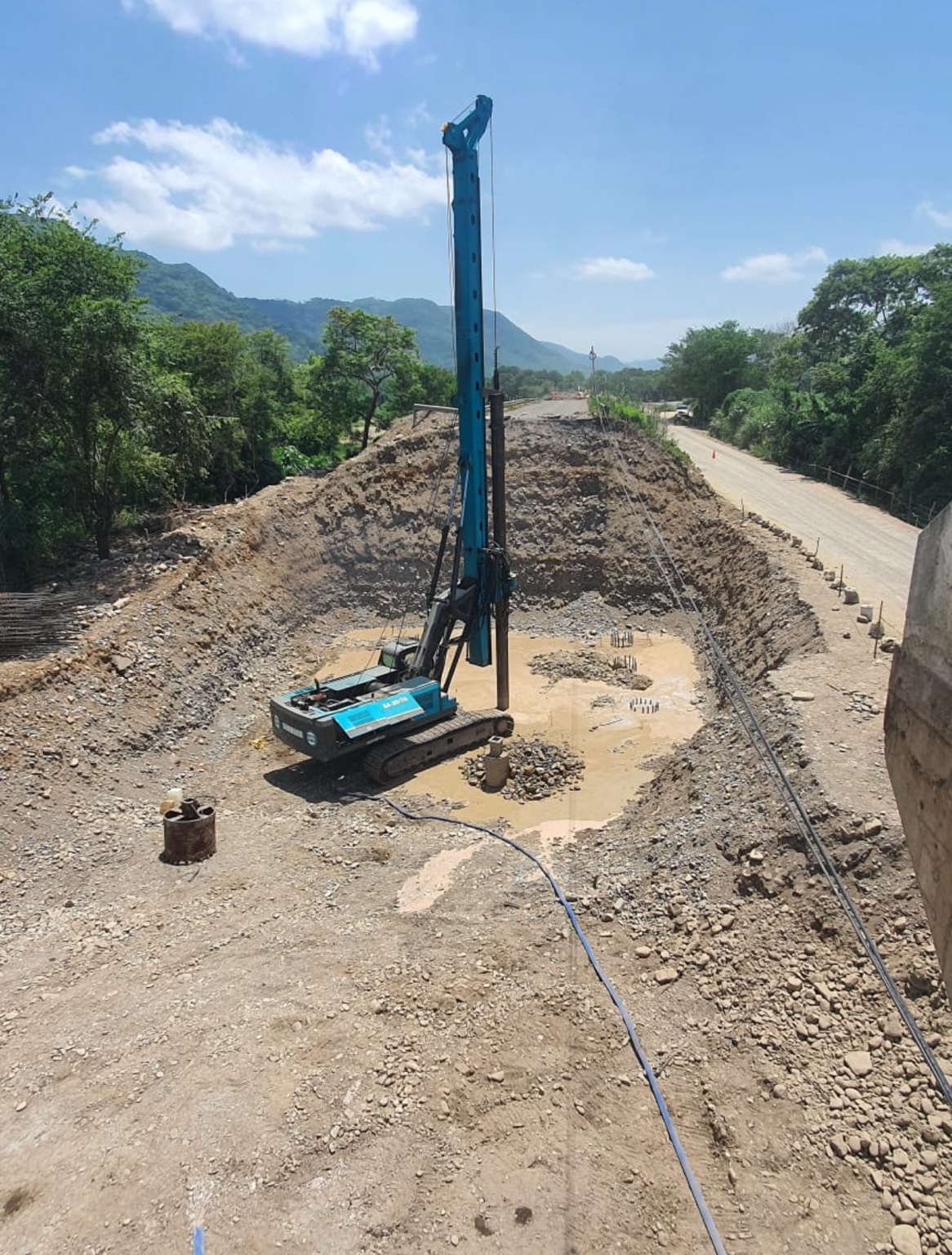Puente Garcés · vista general de la perforadora y del frente de cimentación