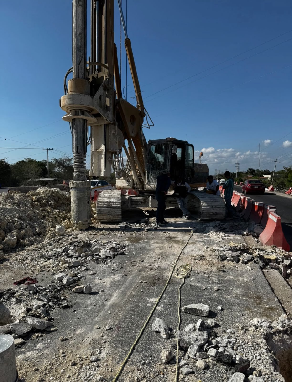 Tren Maya · inclusiones rígidas · perforadora y equipo de trabajo en el frente de obra
