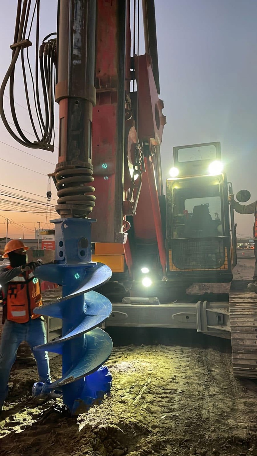 Paseo 5 de Febrero · hélice azul y perforadora al atardecer en el frente de cimentación