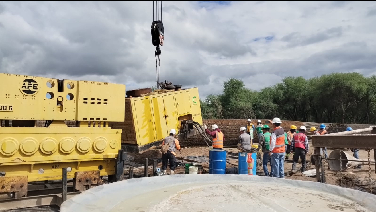 Pilotes con polímero La Pitahaya · vibrohincador y equipo de trabajo